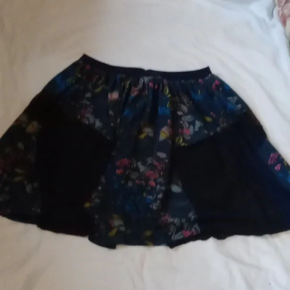 BANANA REPUBLIC , FLORAL PLEATED SKIRT - BLACK AND BLUES, SIZE 8 - Picture 4 of 10